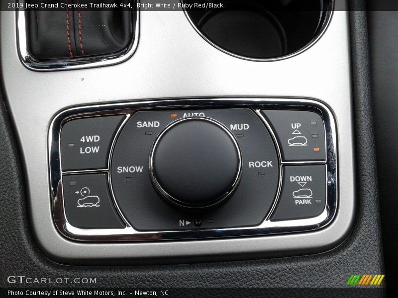 Controls of 2019 Grand Cherokee Trailhawk 4x4
