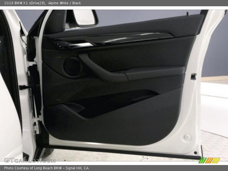 Alpine White / Black 2019 BMW X1 sDrive28i