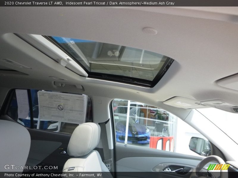 Iridescent Pearl Tricoat / Dark Atmosphere/­Medium Ash Gray 2020 Chevrolet Traverse LT AWD