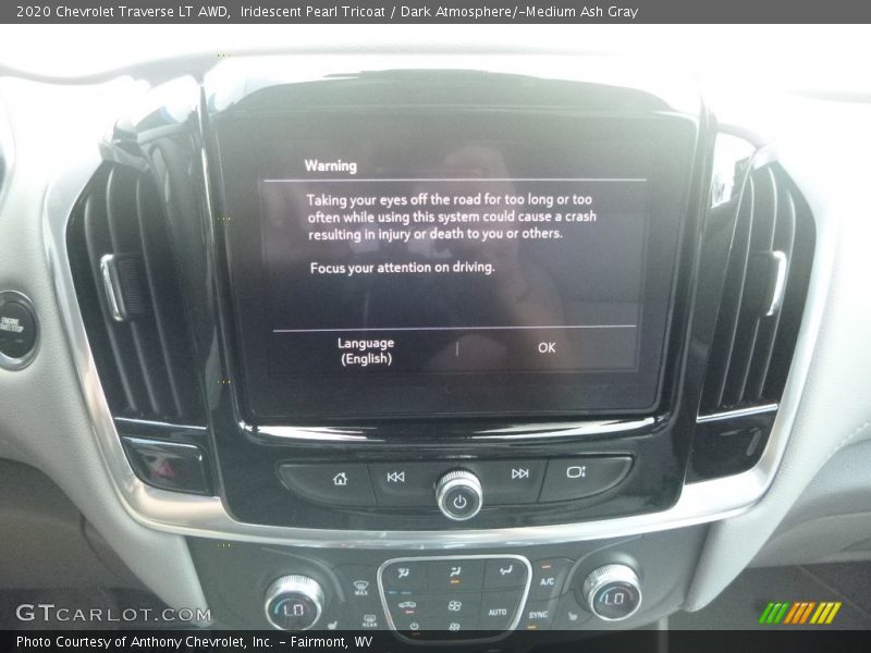 Iridescent Pearl Tricoat / Dark Atmosphere/­Medium Ash Gray 2020 Chevrolet Traverse LT AWD