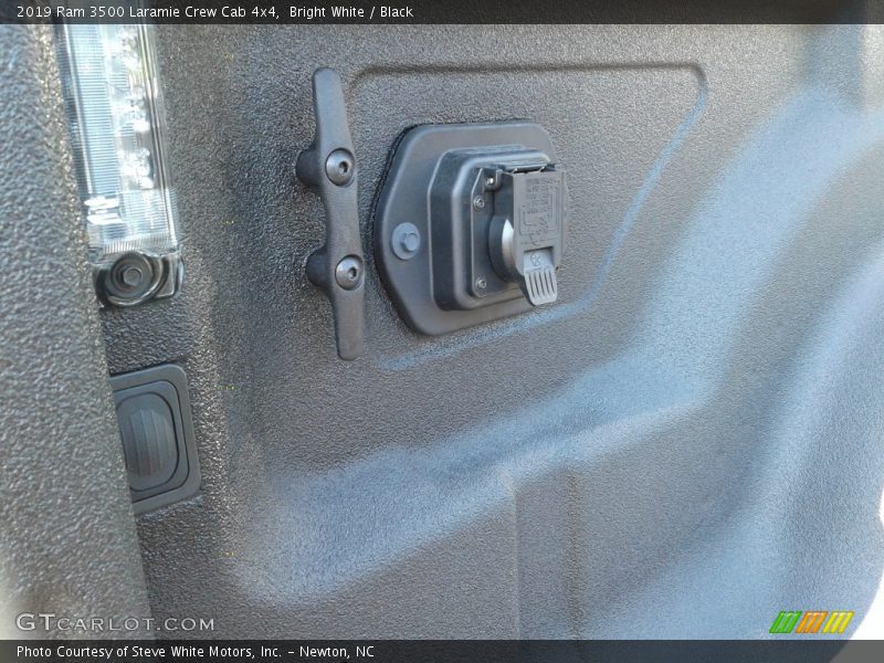 Bright White / Black 2019 Ram 3500 Laramie Crew Cab 4x4