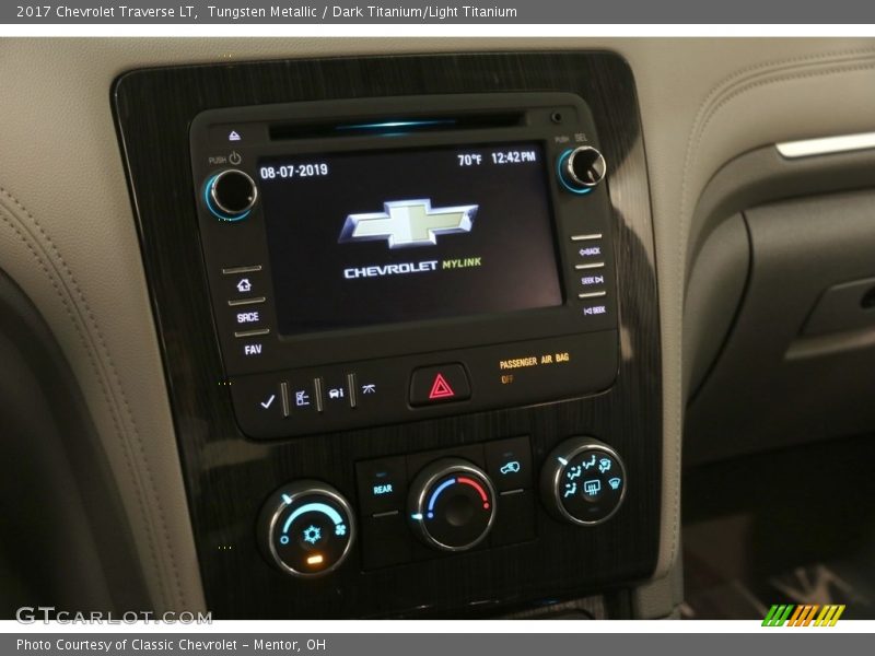Tungsten Metallic / Dark Titanium/Light Titanium 2017 Chevrolet Traverse LT