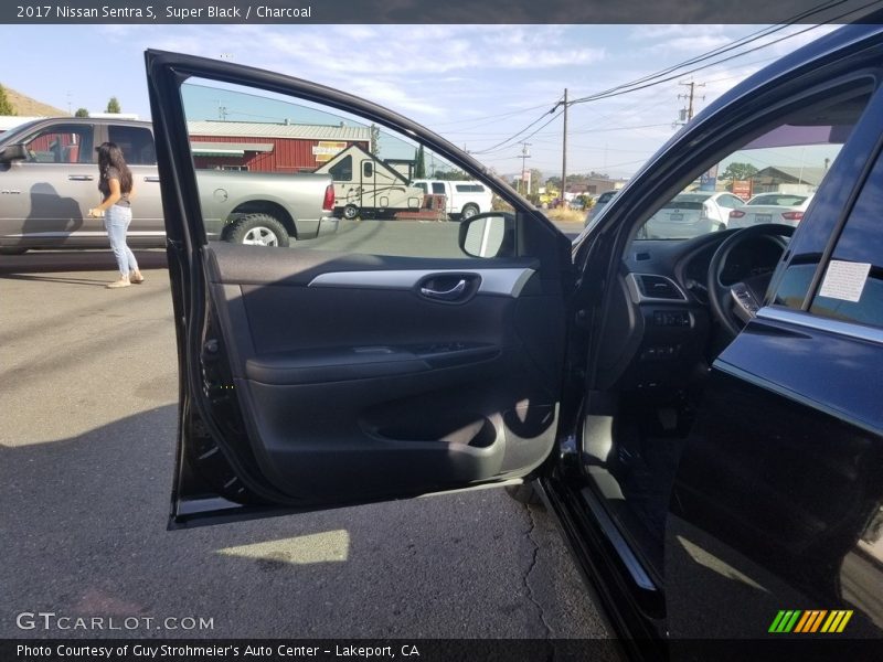 Super Black / Charcoal 2017 Nissan Sentra S