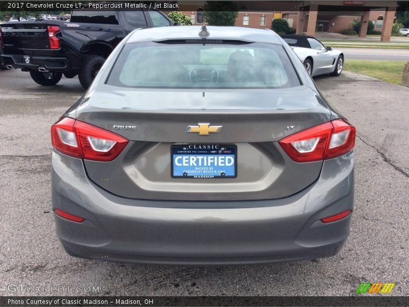 Pepperdust Metallic / Jet Black 2017 Chevrolet Cruze LT