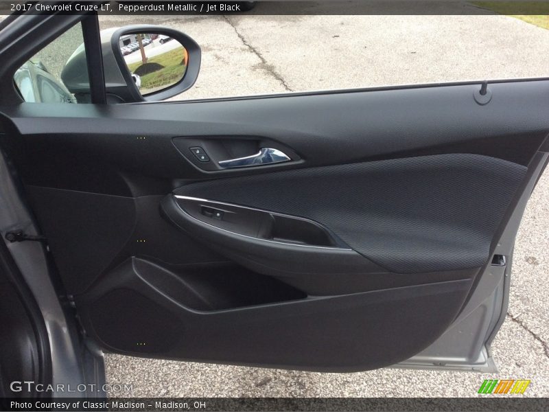 Pepperdust Metallic / Jet Black 2017 Chevrolet Cruze LT