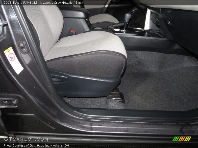 Magnetic Gray Metallic / Black 2018 Toyota RAV4 XLE