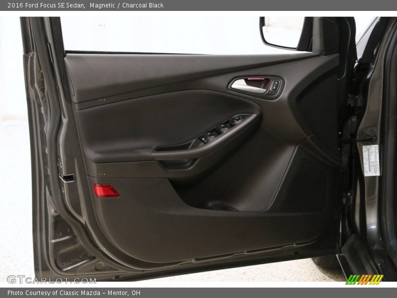 Magnetic / Charcoal Black 2016 Ford Focus SE Sedan