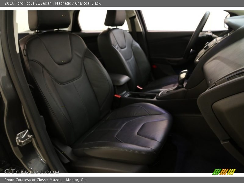 Magnetic / Charcoal Black 2016 Ford Focus SE Sedan