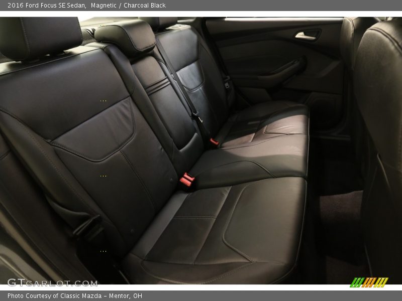 Magnetic / Charcoal Black 2016 Ford Focus SE Sedan