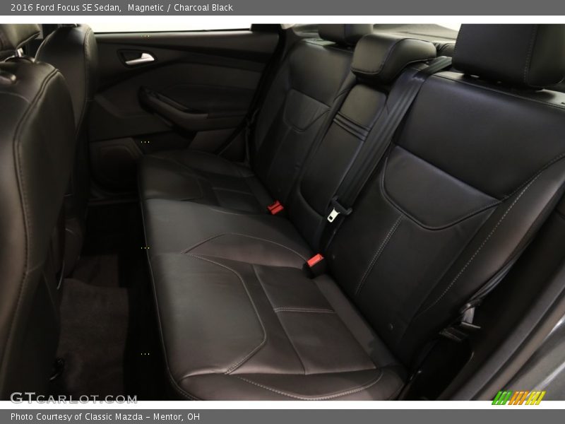 Magnetic / Charcoal Black 2016 Ford Focus SE Sedan