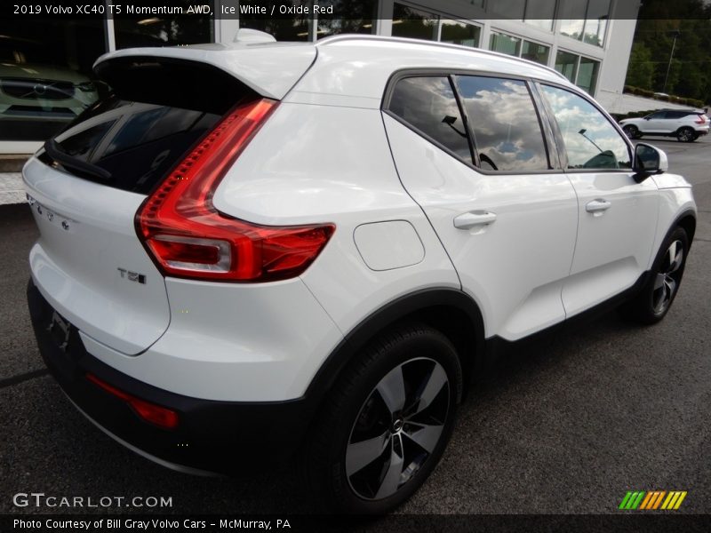 Ice White / Oxide Red 2019 Volvo XC40 T5 Momentum AWD