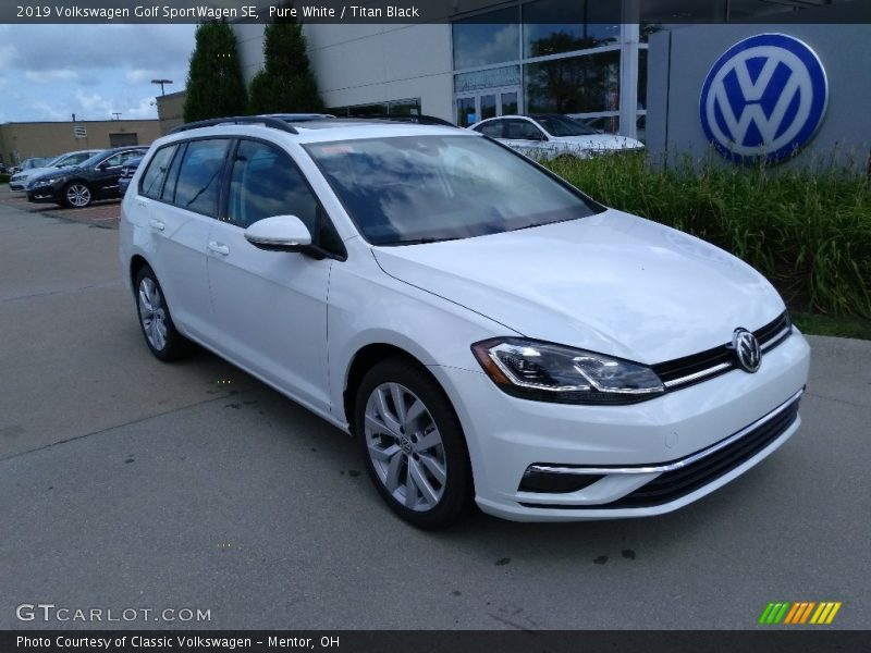 Front 3/4 View of 2019 Golf SportWagen SE