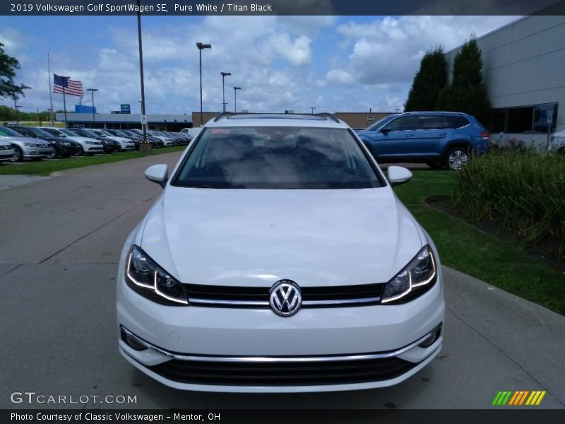 Pure White / Titan Black 2019 Volkswagen Golf SportWagen SE