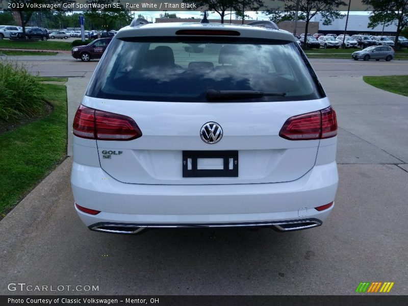 Pure White / Titan Black 2019 Volkswagen Golf SportWagen SE