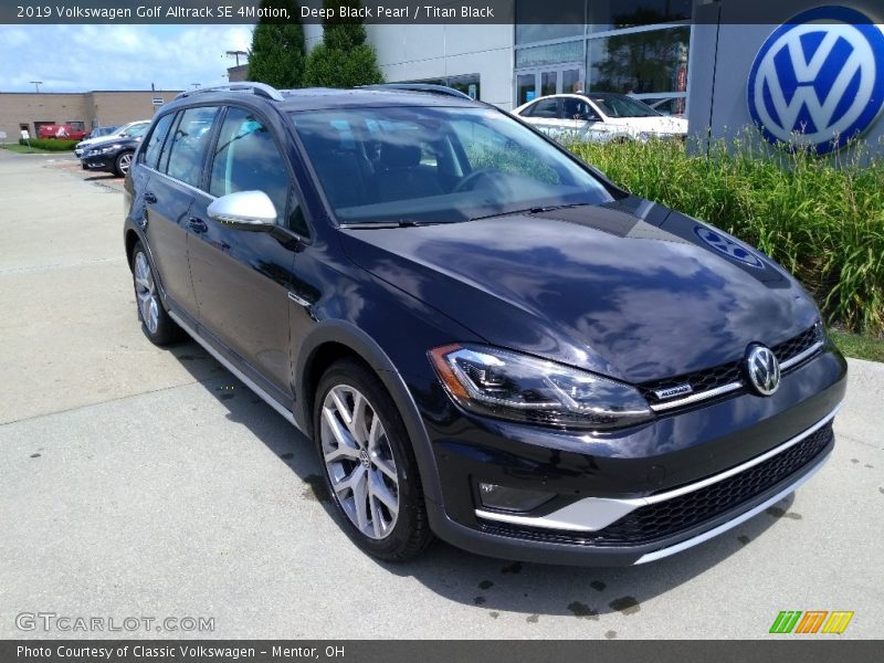 Front 3/4 View of 2019 Golf Alltrack SE 4Motion