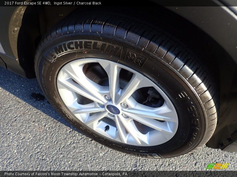Ingot Silver / Charcoal Black 2017 Ford Escape SE 4WD