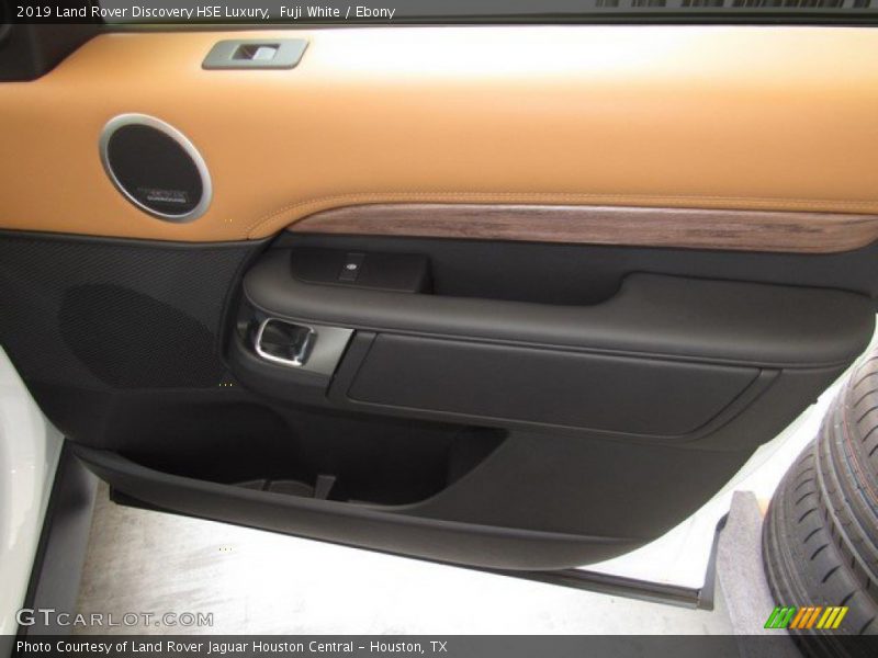 Fuji White / Ebony 2019 Land Rover Discovery HSE Luxury