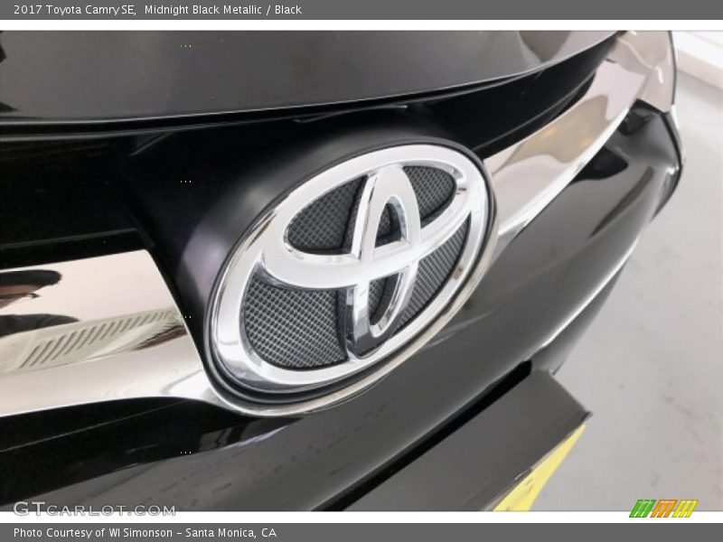Midnight Black Metallic / Black 2017 Toyota Camry SE