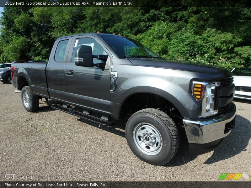 Front 3/4 View of 2019 F350 Super Duty XL SuperCab 4x4