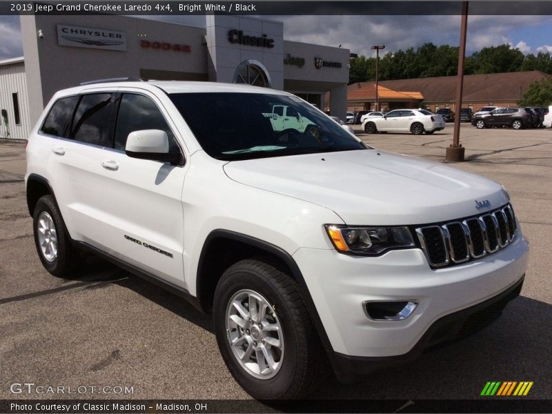 Bright White / Black 2019 Jeep Grand Cherokee Laredo 4x4