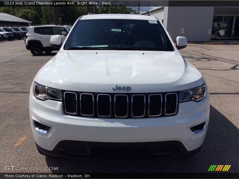 Bright White / Black 2019 Jeep Grand Cherokee Laredo 4x4
