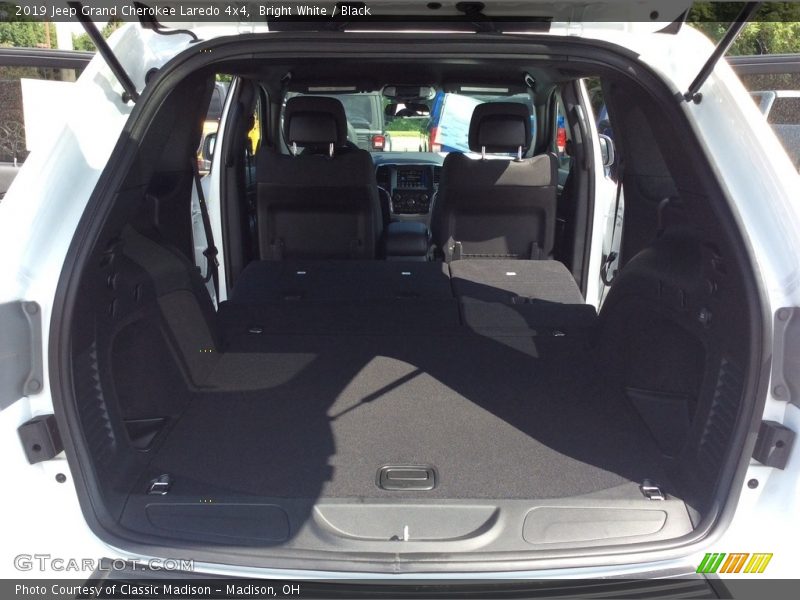 Bright White / Black 2019 Jeep Grand Cherokee Laredo 4x4