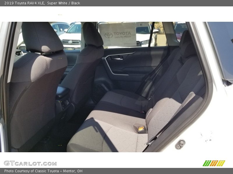 Super White / Black 2019 Toyota RAV4 XLE