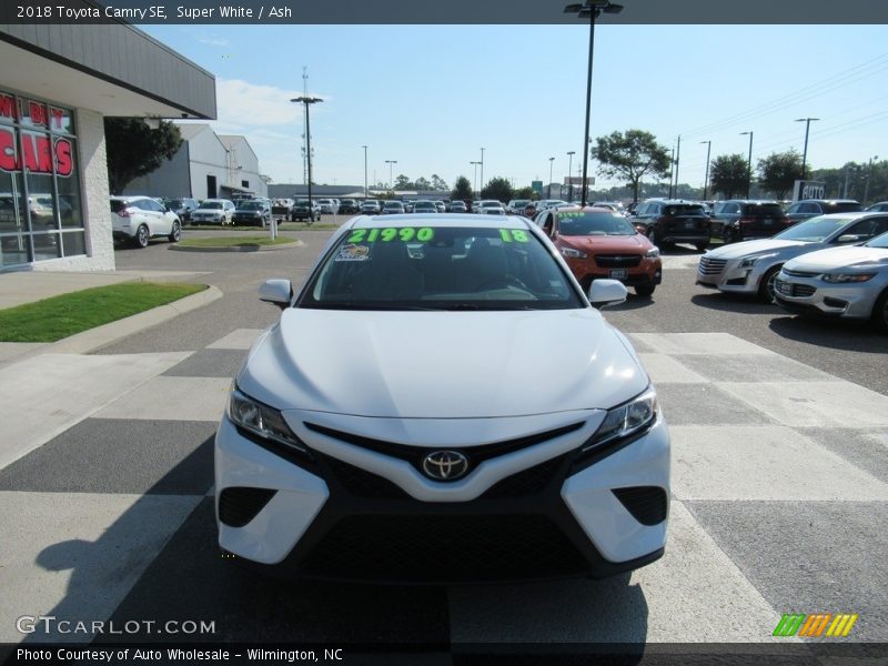 Super White / Ash 2018 Toyota Camry SE