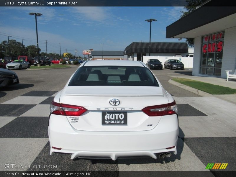 Super White / Ash 2018 Toyota Camry SE