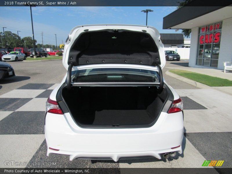 Super White / Ash 2018 Toyota Camry SE