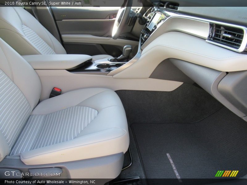 Super White / Ash 2018 Toyota Camry SE