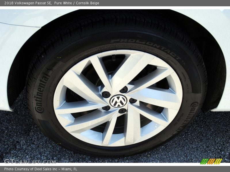 Pure White / Cornsilk Beige 2018 Volkswagen Passat SE