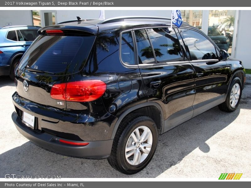 Deep Black Pearl / Beige/Black 2017 Volkswagen Tiguan S