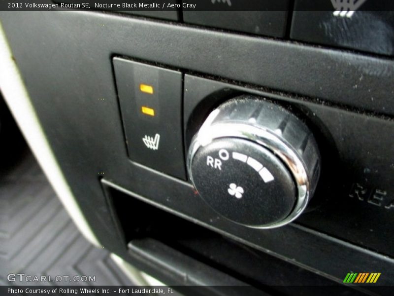 Nocturne Black Metallic / Aero Gray 2012 Volkswagen Routan SE