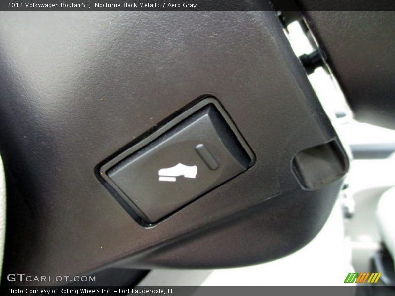 Nocturne Black Metallic / Aero Gray 2012 Volkswagen Routan SE