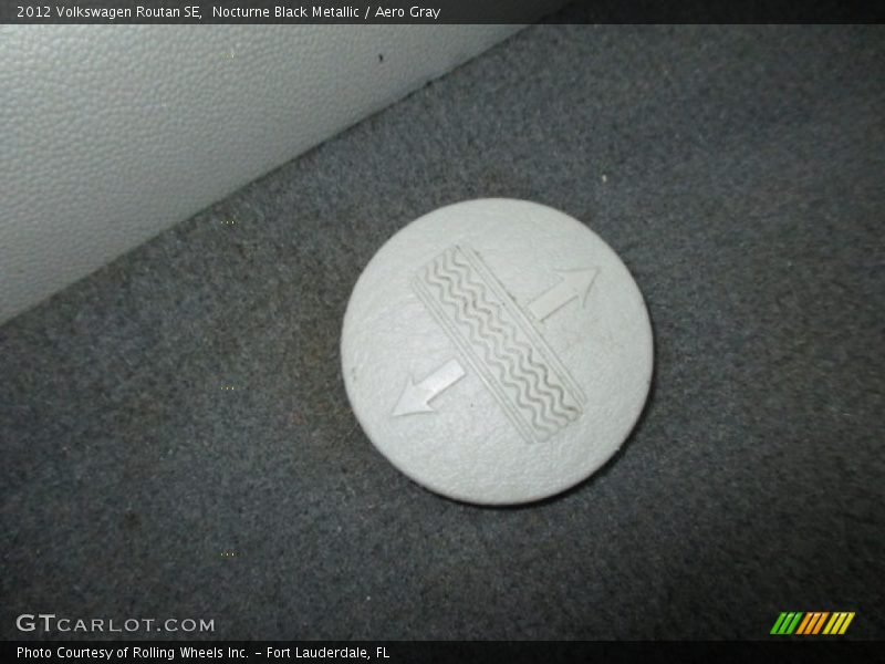 Nocturne Black Metallic / Aero Gray 2012 Volkswagen Routan SE