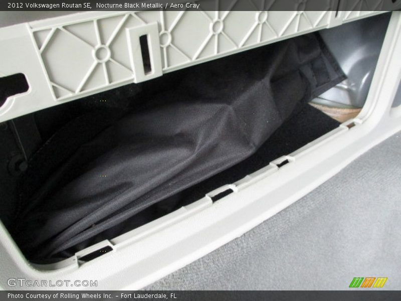 Nocturne Black Metallic / Aero Gray 2012 Volkswagen Routan SE