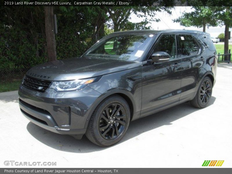 Front 3/4 View of 2019 Discovery HSE Luxury