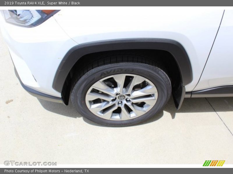 Super White / Black 2019 Toyota RAV4 XLE