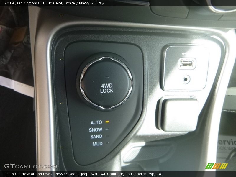 White / Black/Ski Gray 2019 Jeep Compass Latitude 4x4