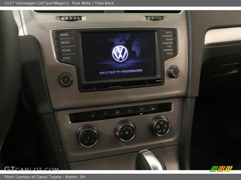 Pure White / Titan Black 2017 Volkswagen Golf SportWagen S
