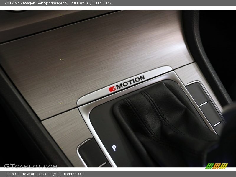 Pure White / Titan Black 2017 Volkswagen Golf SportWagen S
