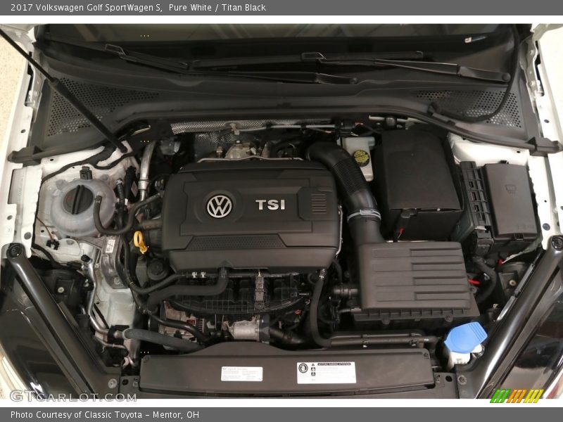 Pure White / Titan Black 2017 Volkswagen Golf SportWagen S