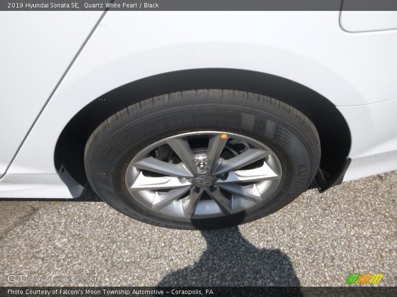 Quartz White Pearl / Black 2019 Hyundai Sonata SE
