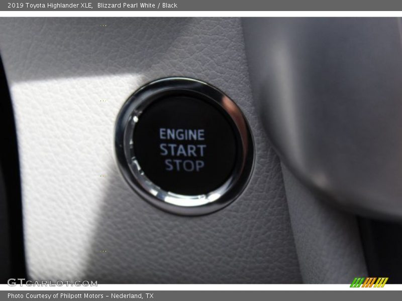 Blizzard Pearl White / Black 2019 Toyota Highlander XLE