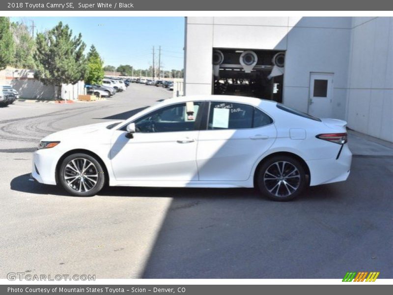 Super White / Black 2018 Toyota Camry SE