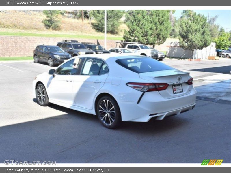 Super White / Black 2018 Toyota Camry SE