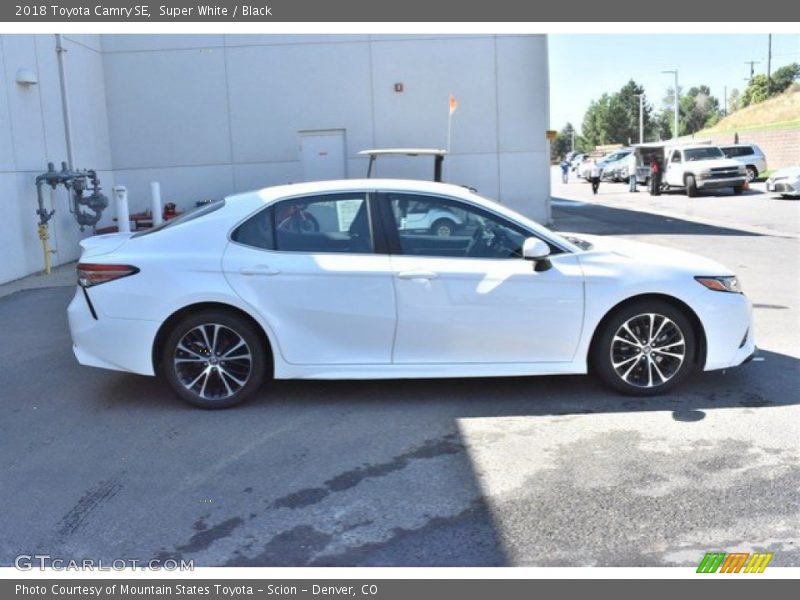 Super White / Black 2018 Toyota Camry SE