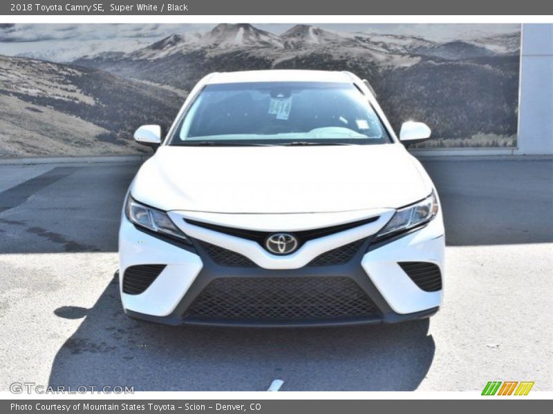 Super White / Black 2018 Toyota Camry SE