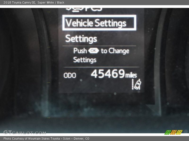 Super White / Black 2018 Toyota Camry SE